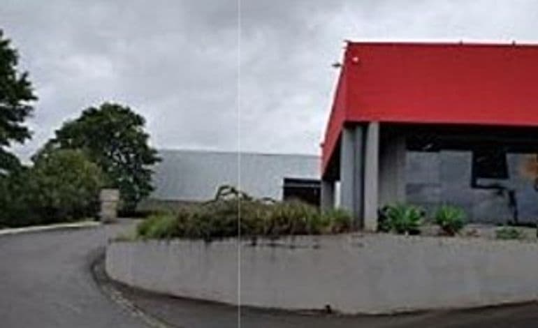 Imóvel Industrial (Lote De Terreno Urbano De Esquina, Com 2.413,72m², E Galpões Industriais Não Averbados), No Jardim Itália, Em São José Dos Pinhais/PR