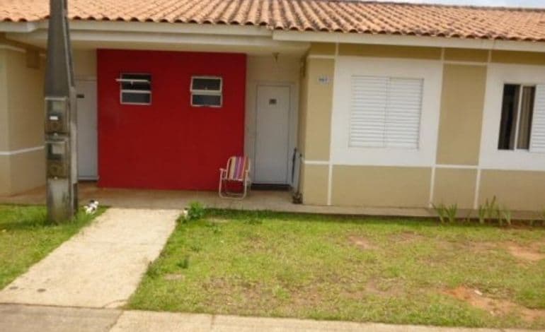 Direitos Sobre Casa De Alvenaria - Condomínio Moradas, Sala E Cozinha Conjugadas, 2 Quartos E Banheiro.