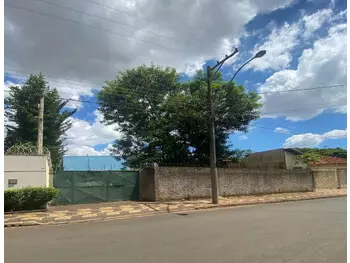 Terreno c/Benfeitorias à venda em leilão