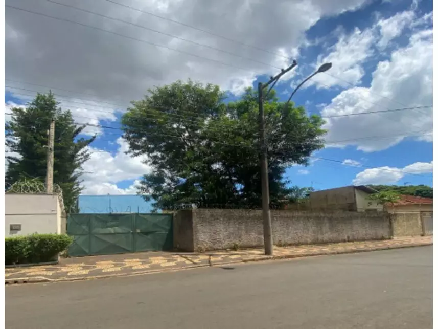 Terreno c/Benfeitorias à venda em leilão