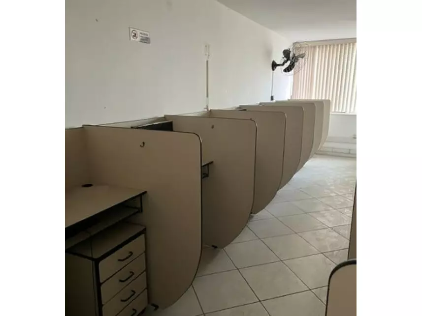 Conj. Comercial à venda em leilão