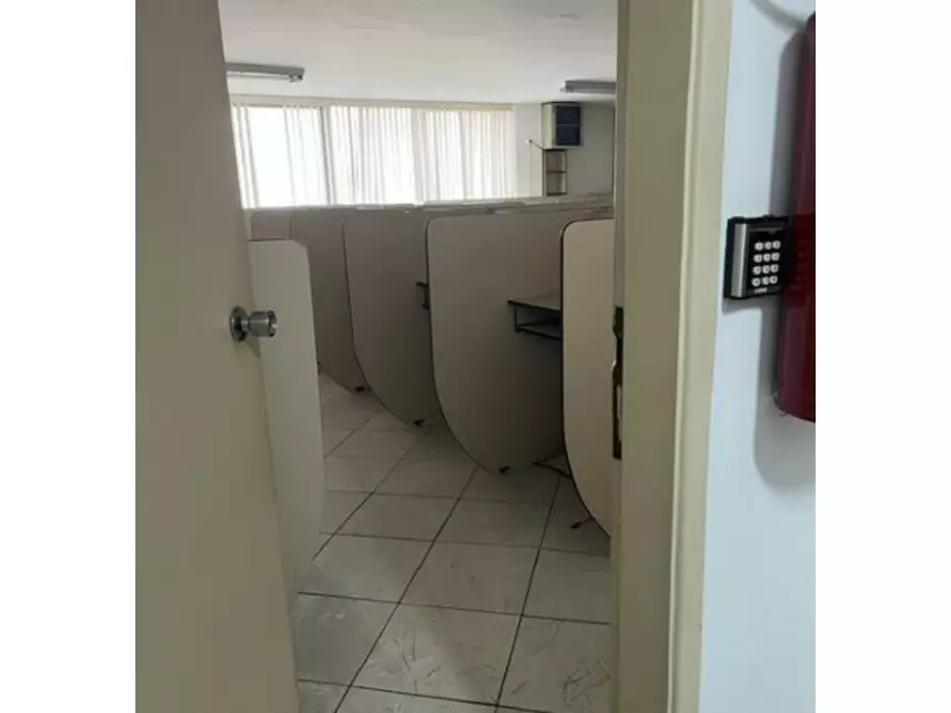 Conj. Comercial à venda em leilão - foto 5
