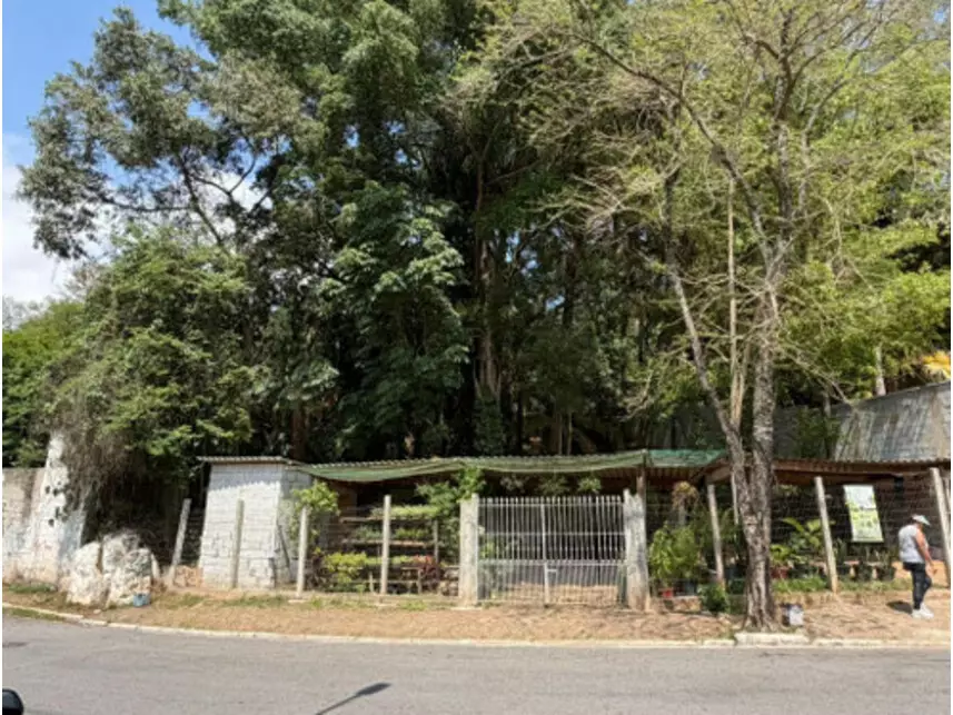 Terreno c/Benfeitorias à venda em leilão