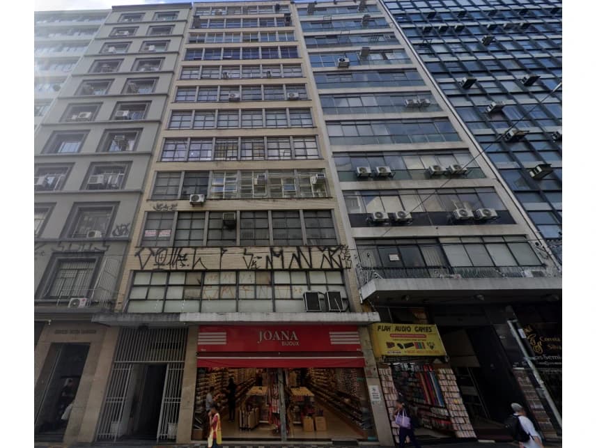 Conj. Comerciais à venda em leilão