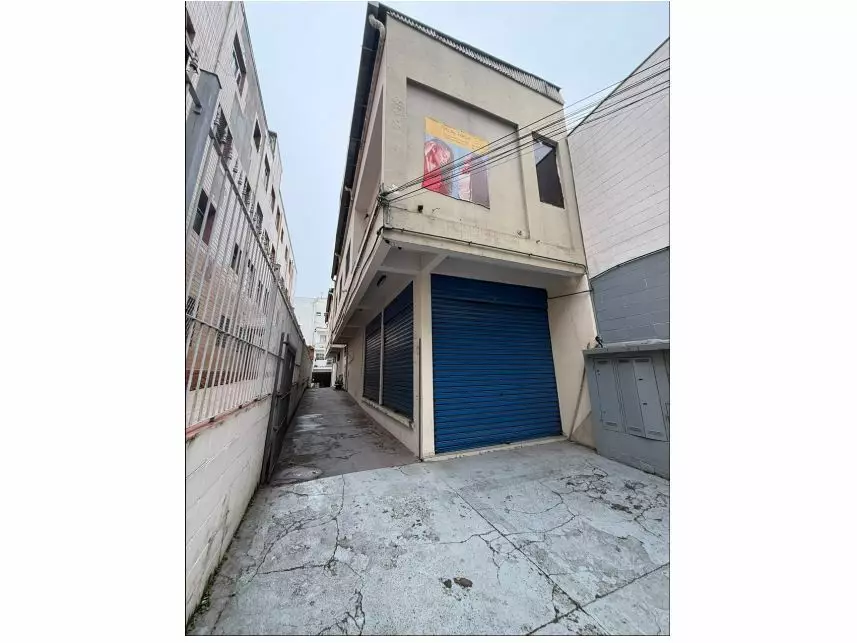 Residencial / Comercial à venda em leilão - foto 4